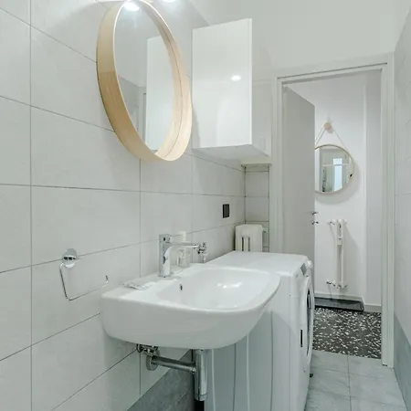Guesthost - Comfy Flat In Apartamento Turín