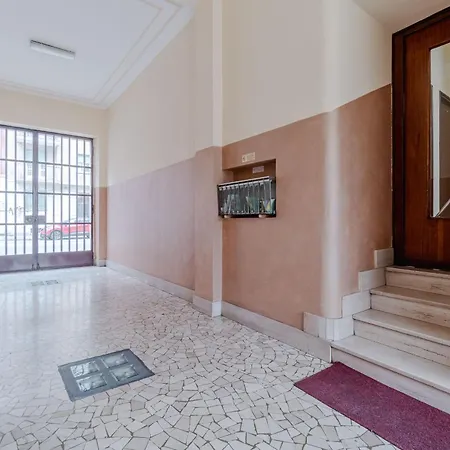 Guesthost - Comfy Flat In Apartamento Turín