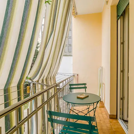 Guesthost - Comfy Flat In Appartamento